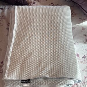 BlanQuil Textured White Blanket